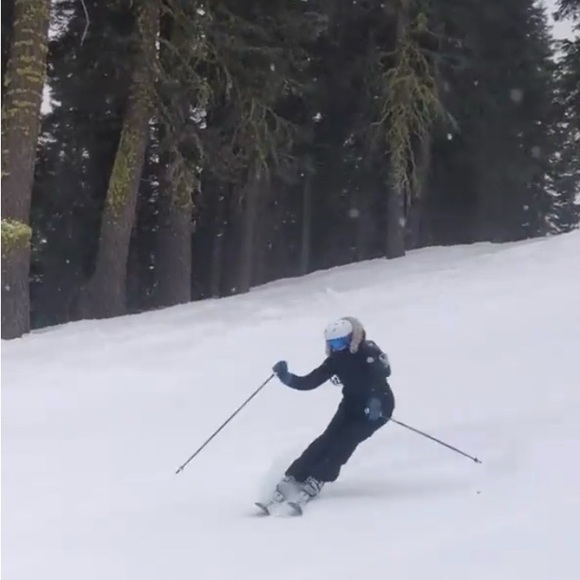 Meet your Posher ๐ฉด๐ฅพ๐ข๐ก - Picture 1 of 5